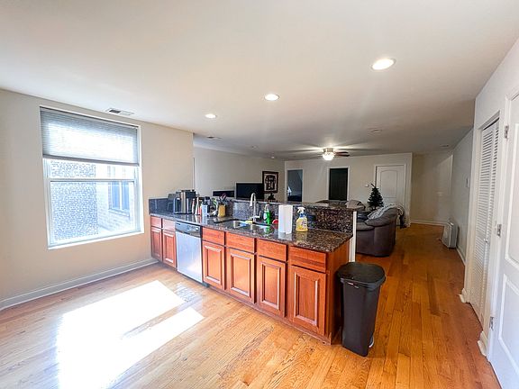 2nd image of 718-20 W Buckingham Pl #720-1R