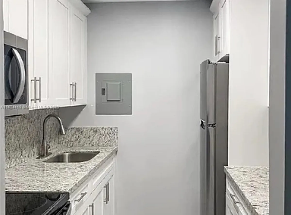 Building Photo - 677 SW 9th Ave #301