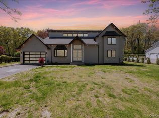 11 Grayon Dr, Dix Hills, NY 11746