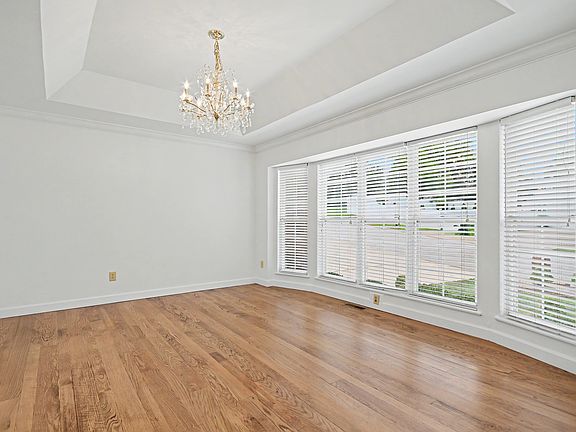 4th image of 102 Lexington Ln