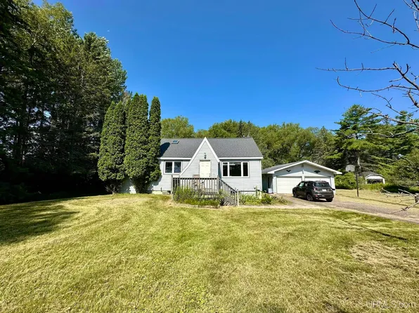 1114 Willow Rd, Gladstone, MI 49837