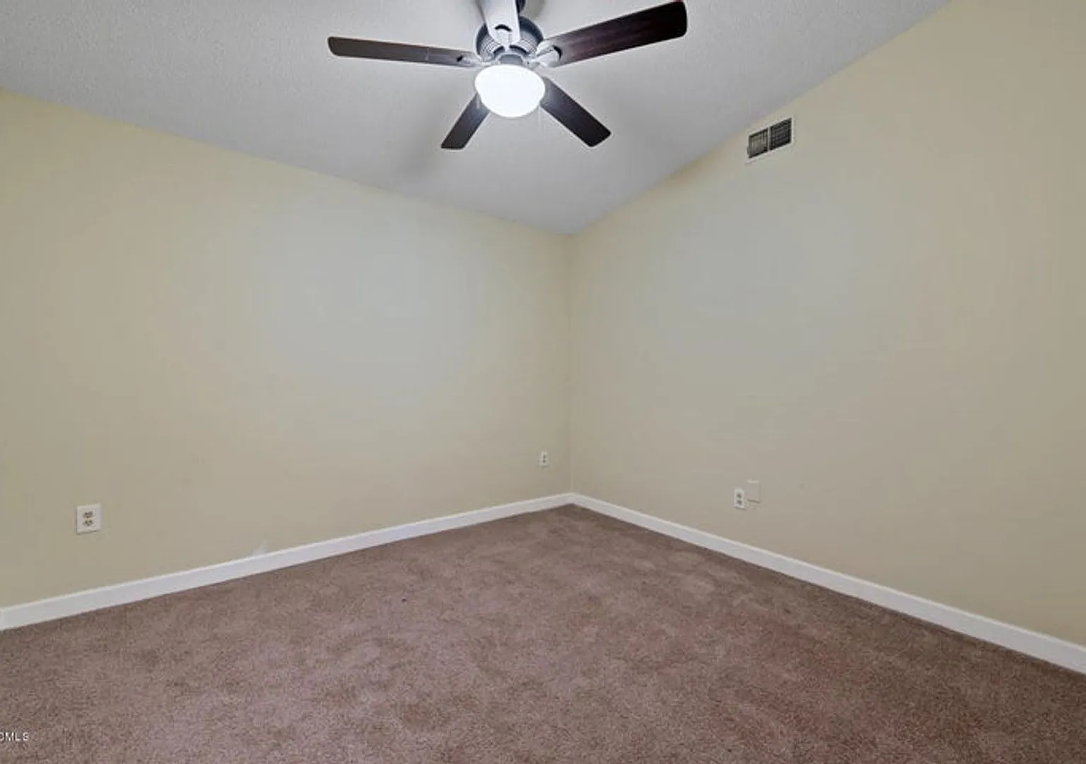 Large Home Close to the Beach!! — Photo 4