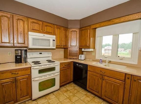 4th image of 58088 Vernon Dr