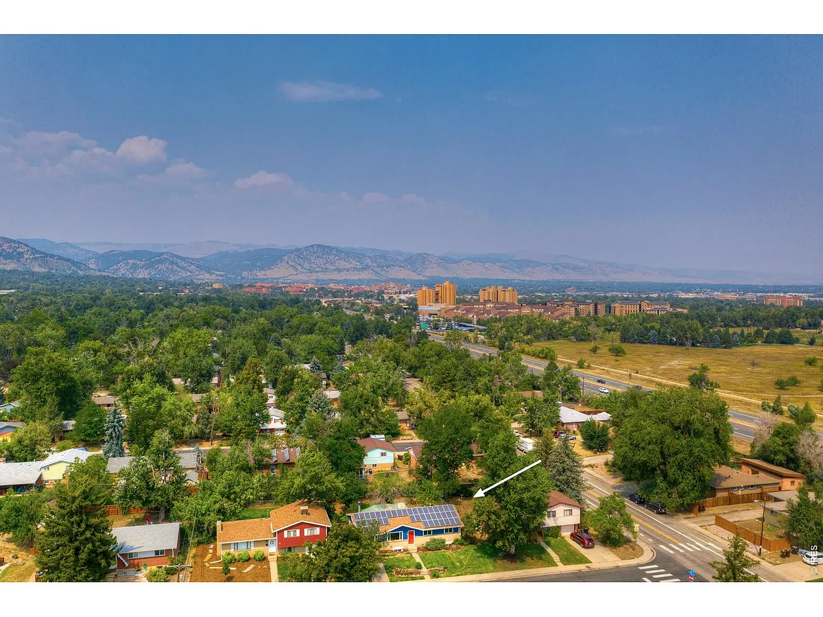 Sunny & Spacious Home - 25 S 38th St