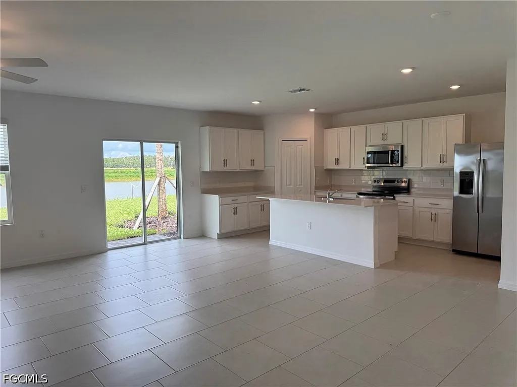 5 bed, 2.5 bath, 2112 sqft, $3,000 — Photo 2
