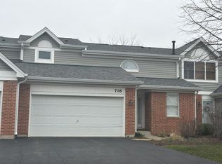 718 Daybreak Ln, Carol Stream, IL
