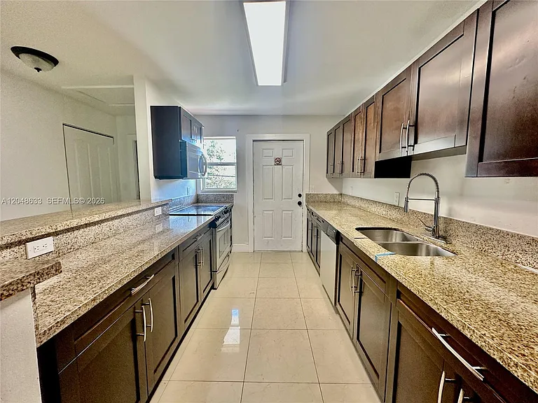 1540 SW 5th Pl #4 — Photo 11