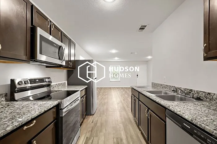 3639 Pine St — Photo 5