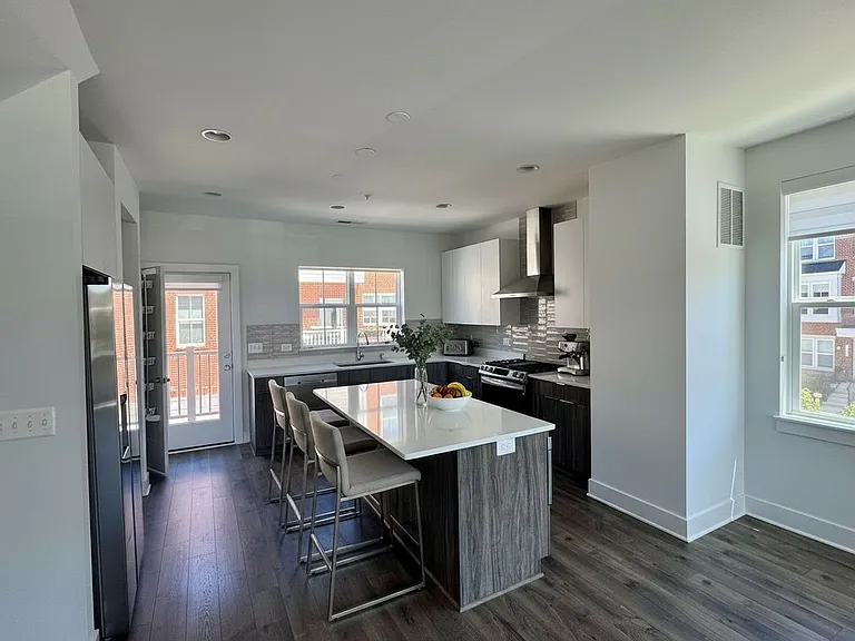 1228 Wynton Pl NE — Photo 3