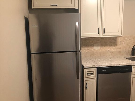 2nd image of 824 W Mansfield Ave #824