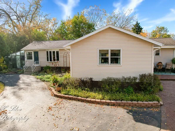 8716 Bard Rd, Crystal Lake, IL 60014