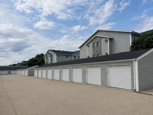 Greenbrier Apartments — Photo 4
