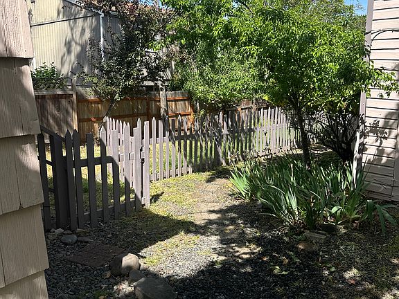 3rd image of 434 Beach St