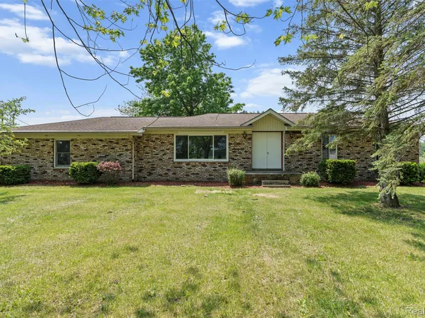 10894 Henderson Rd, Corunna, MI 48817