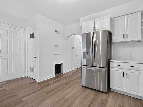 3rd image of 704 1/2 6th St #2R