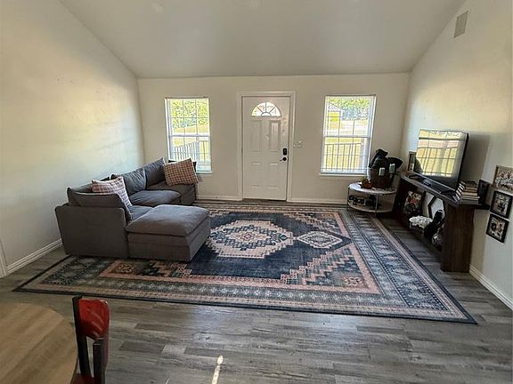 5th image of 824 S Bennett Blvd