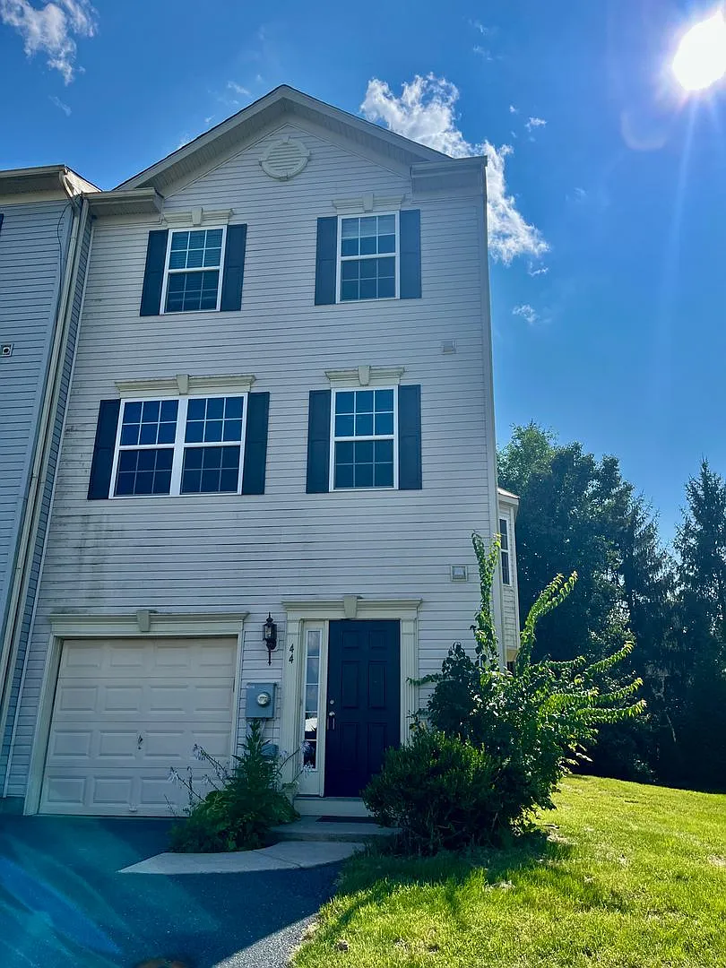 Beautiful End-Unit Townhome 4 Bedrooms, 2 Full Baths & 2 Half Baths — Photo 1