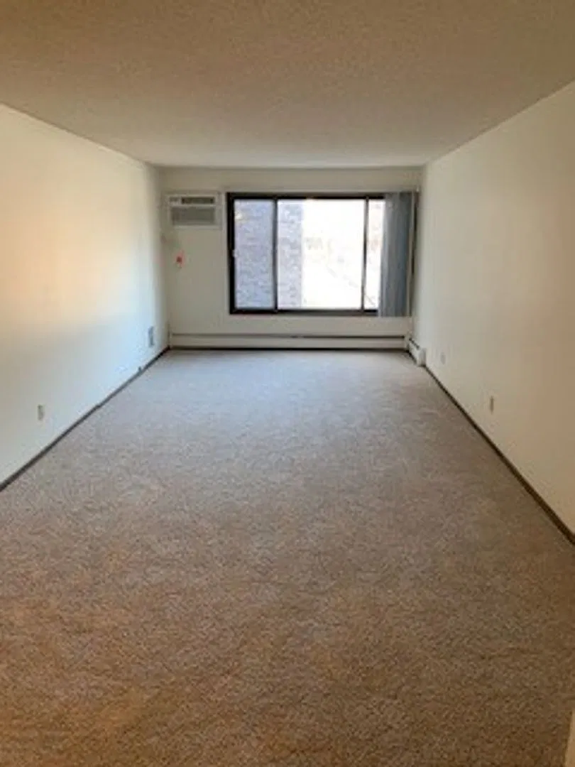 Xerxes Manor Apartments — Photo 3