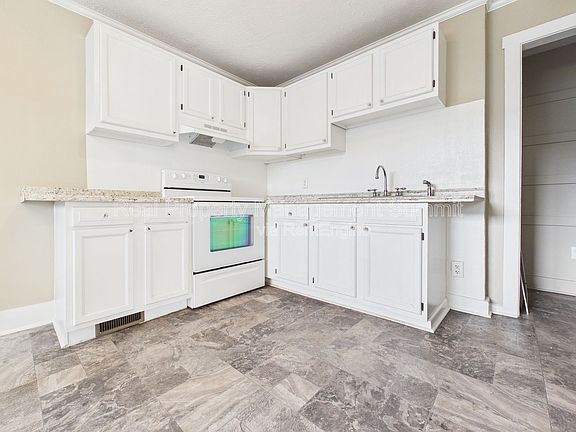 4th image of 2501 N Augusta St #2