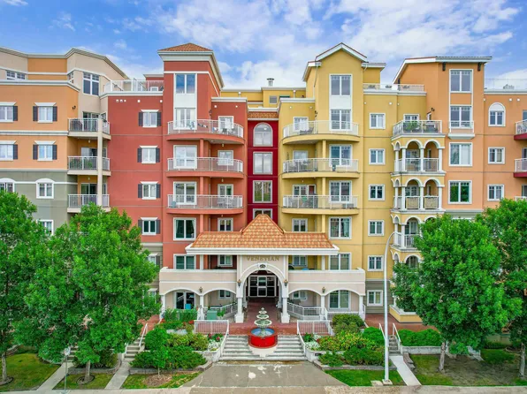 10333 112th St NW #105, Edmonton, AB T5K 0B4
