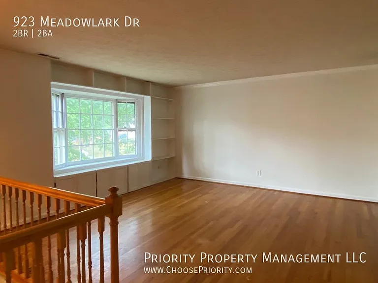 923 Meadowlark Dr — Photo 2