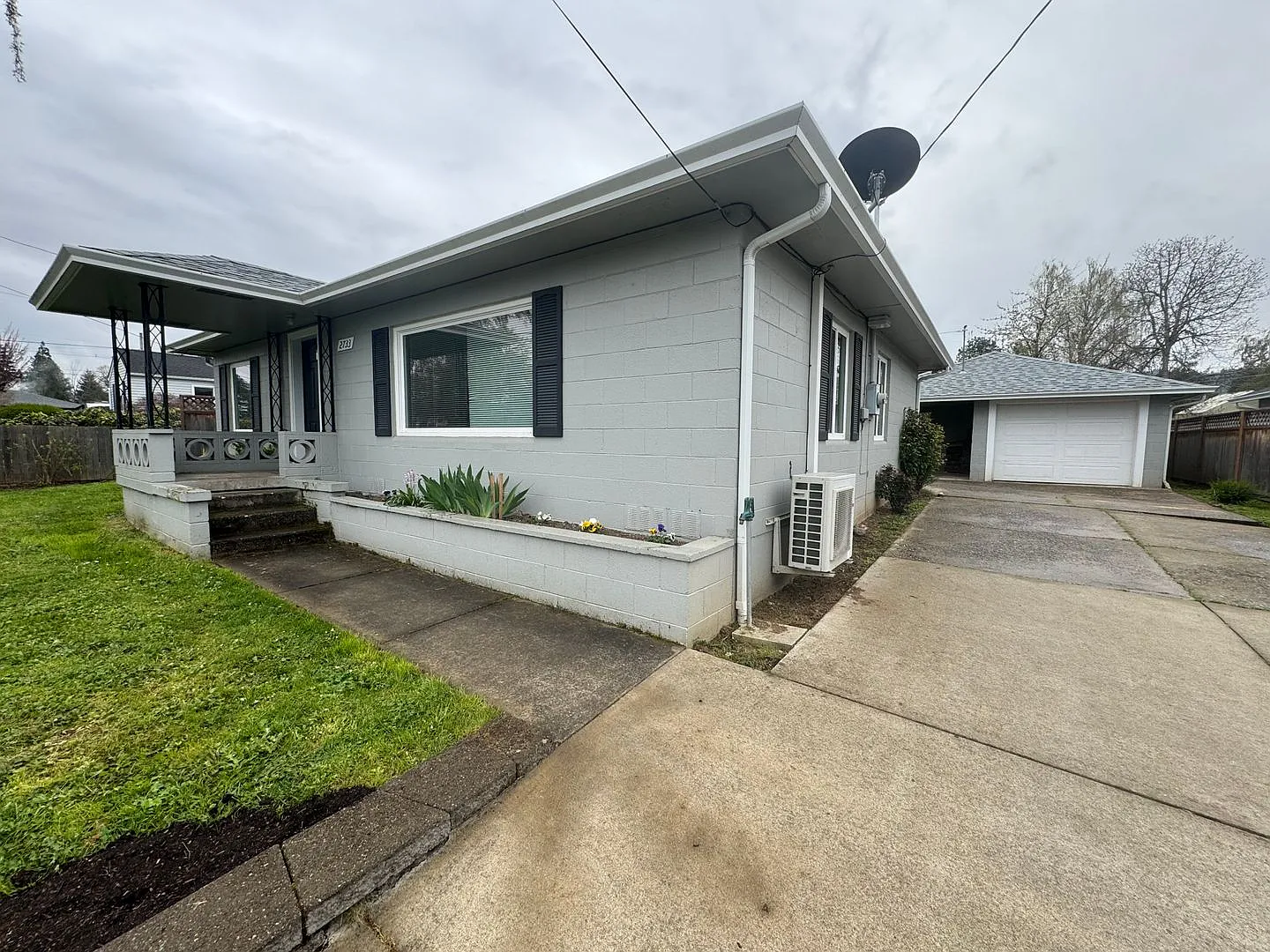 West Roseburg 2 Bedroom house with garage and shop — Photo 2