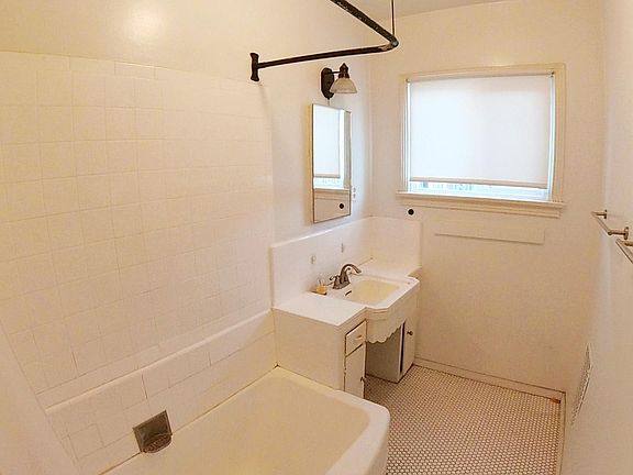 5th image of 823 N Alexandria Ave #823