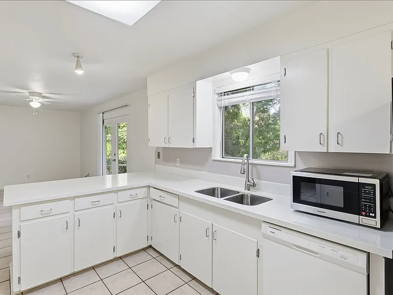 1632 Winchester St — Photo 10