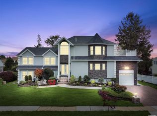 5 Gardenia Ln, Hicksville, NY 11801