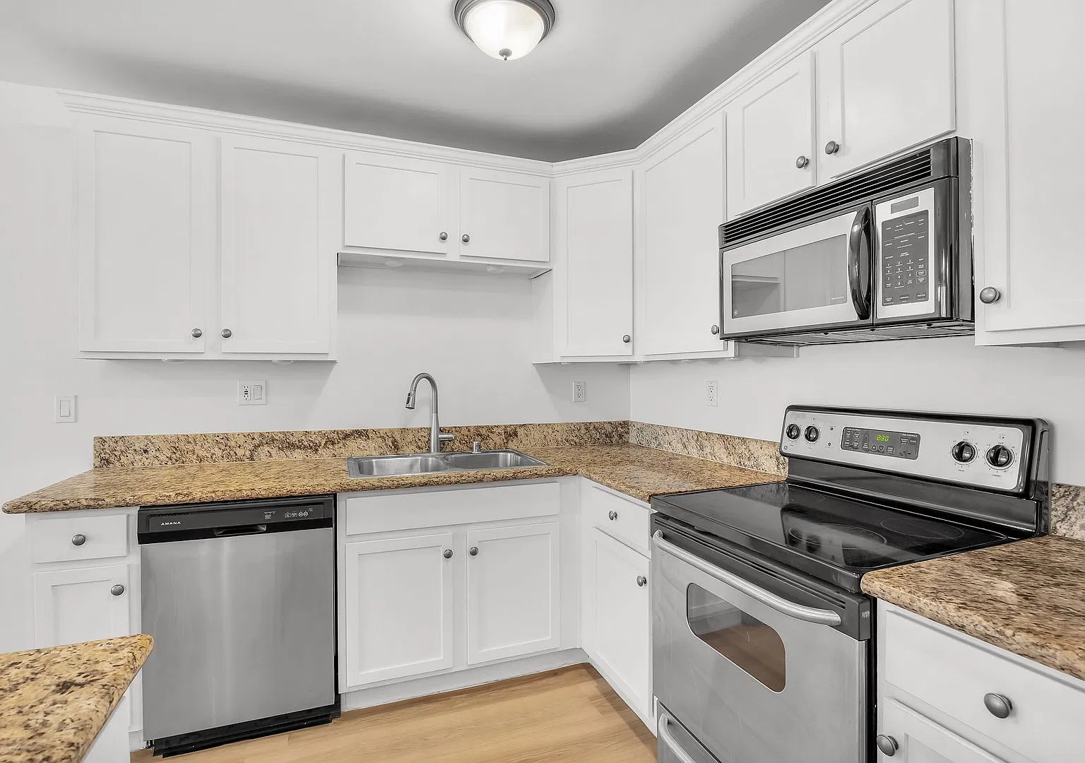 Updated 1-Bedroom Condo with in-Unit Washer/Dryer! Water Included! — Photo 3