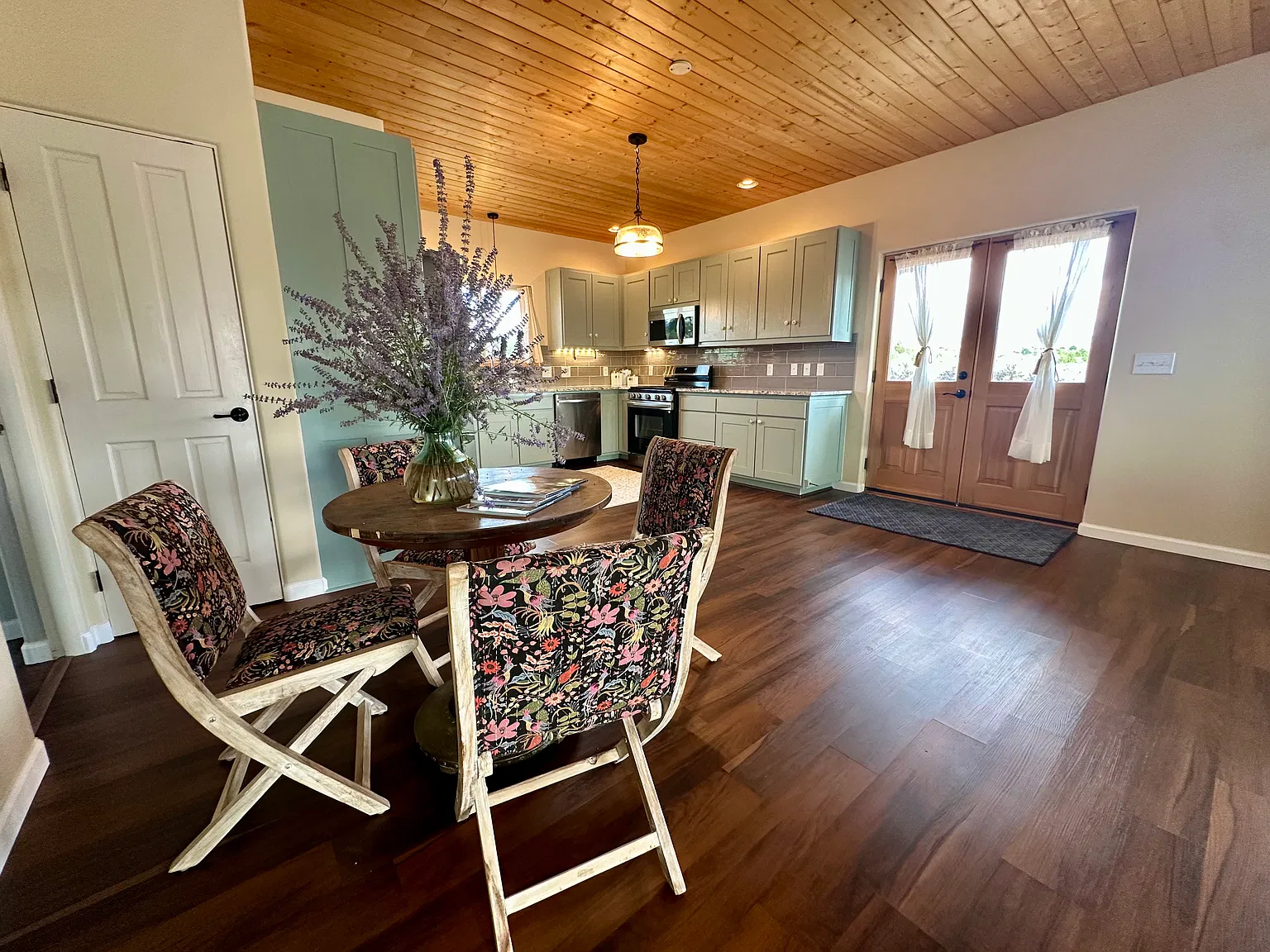 2 bed, 1120 sqft, $2,300 — Photo 4