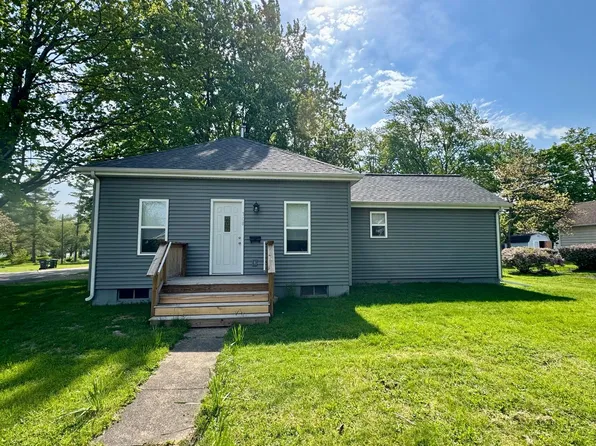 308 N Elm St, Three Oaks, MI 49128