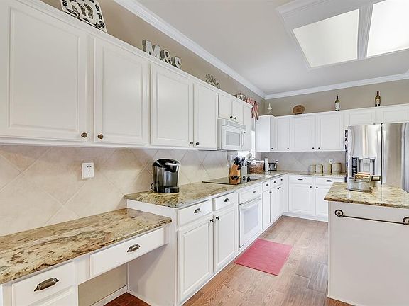 3rd image of 4844 Gloucester Dr