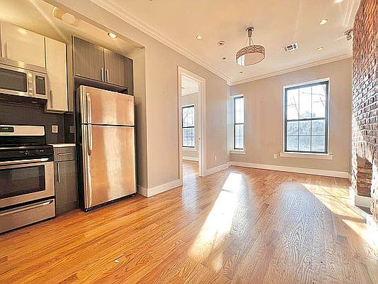5th image of 995 Pacific St #3