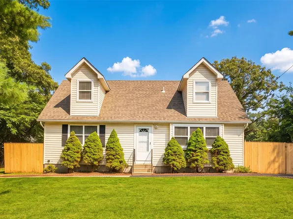 35 Cedar Lane, Medford, NY 11763