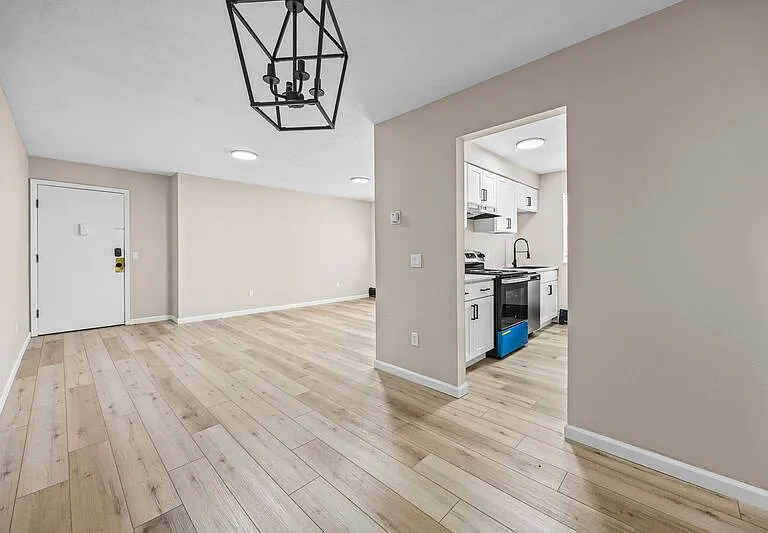 Holcomb Village Apartments — Photo 11