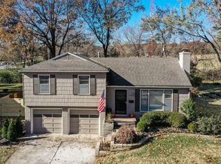 8006 Reinhardt Ln, Prairie Village, KS 66208