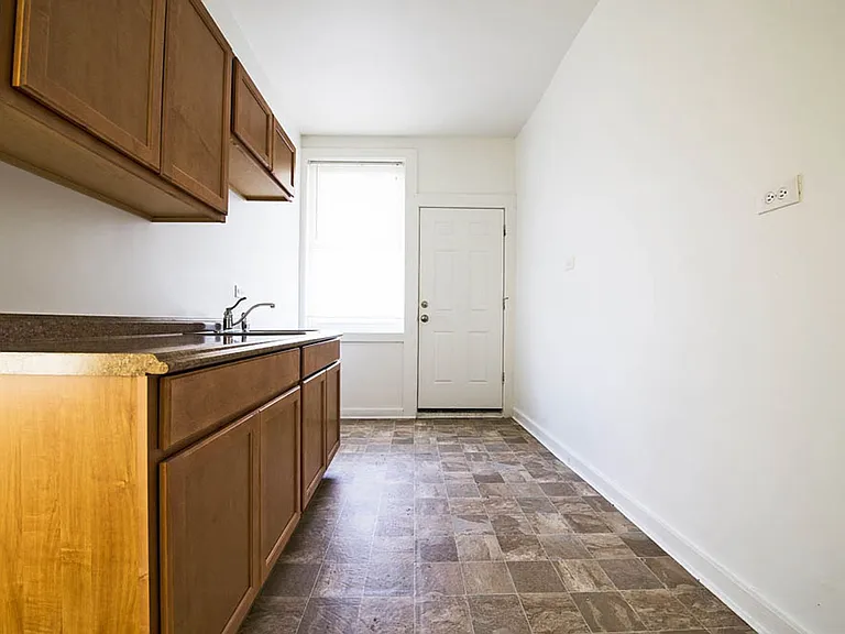 7120 S Wabash — Photo 17