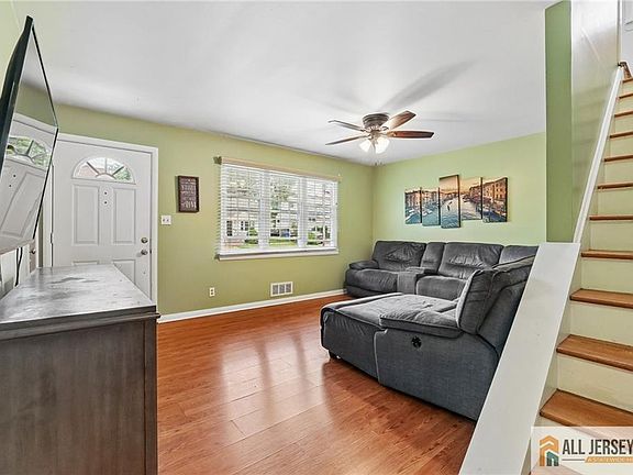 4th image of 8 Parkway Pl