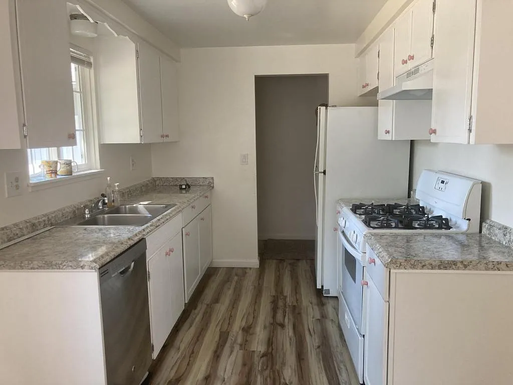 875 Cambridge St — Photo 3
