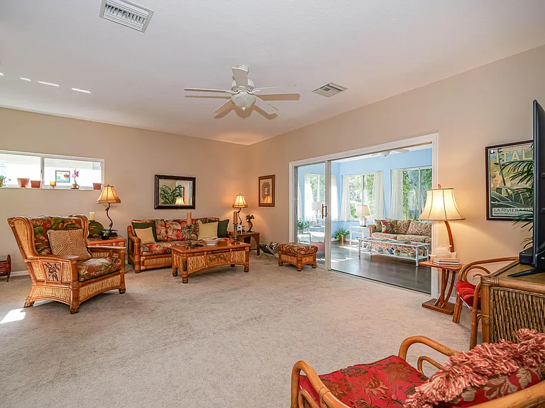 335 Hawthorne Ln — Photo 5