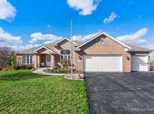 4516 Woodcrest Ln, Roscoe, IL 61073