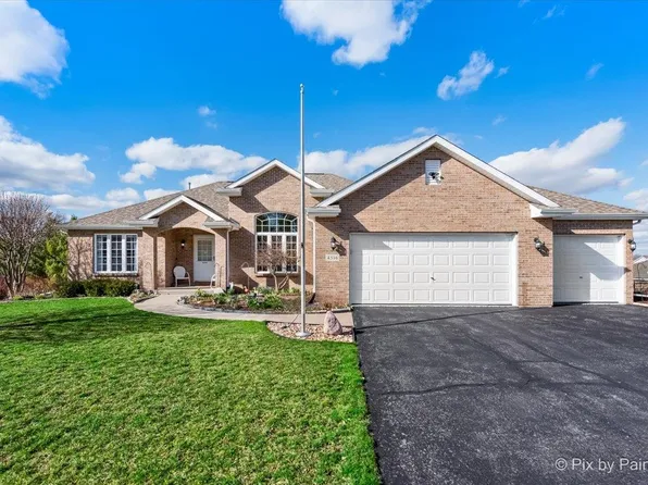 4516 Woodcrest Ln, Roscoe, IL 61073