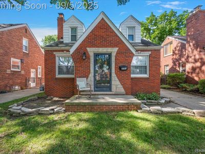 2151 Hawthorne Rd, Grosse Pointe Woods, MI, 48236