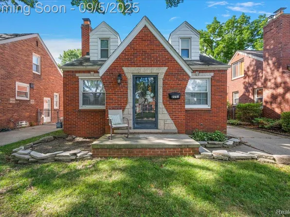2151 Hawthorne Rd, Grosse Pointe Woods, MI 48236