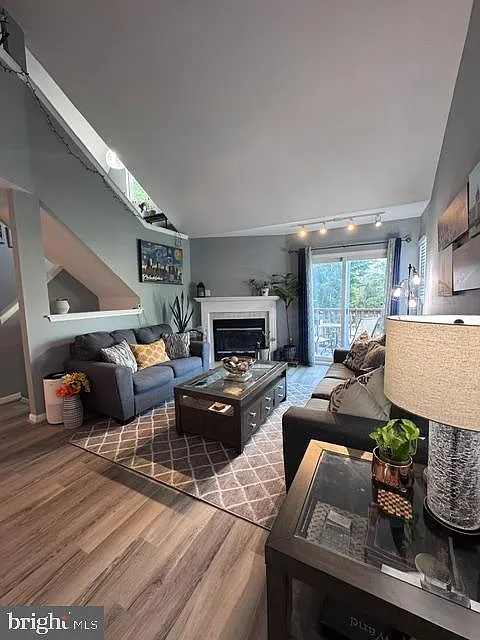 3 bed, 3.0 bath, 1596 sqft, $2,695 — Photo 3
