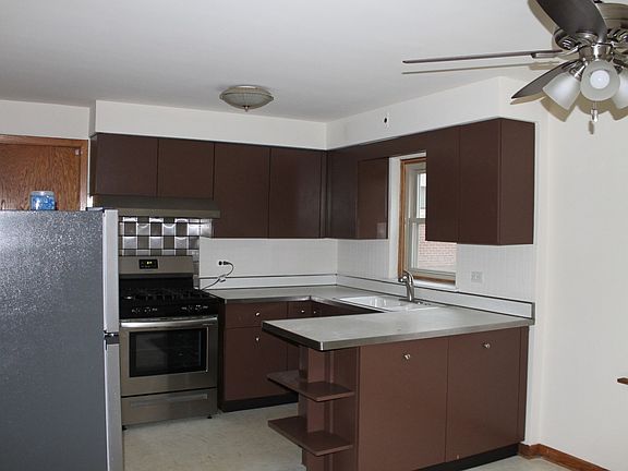 3rd image of 10527 S Artesian Ave APT 1W