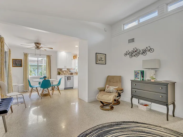 2414 Nassau St — Photo 36