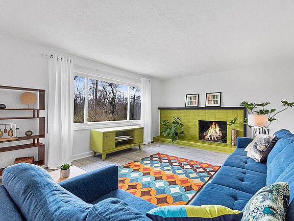 116 Montvue Rd - Living Room