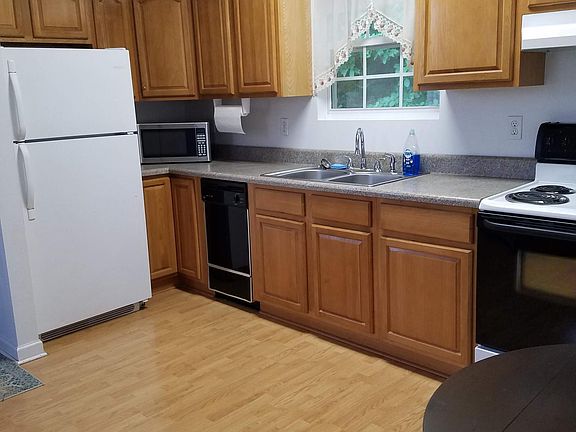 3rd image of 132 Burnett Ln